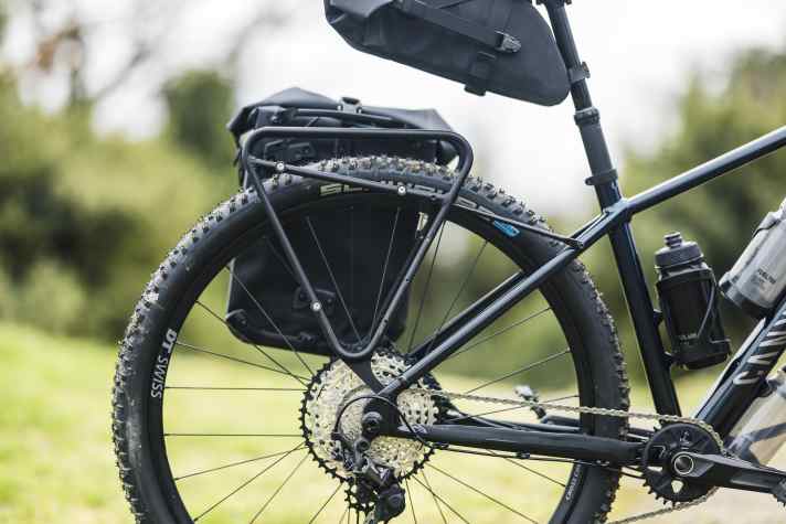 Auch ein Gepäckträger findet am Hinterbau des Alurahmens Platz.