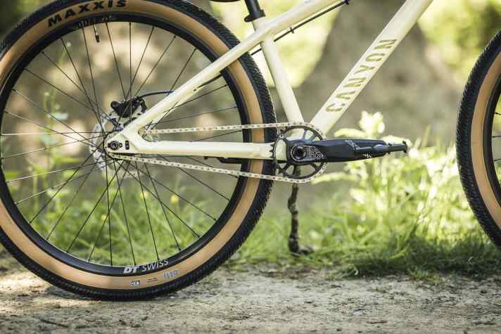 The chainstays and crank area have been adapted to reliably hold the chain on the drivetrain