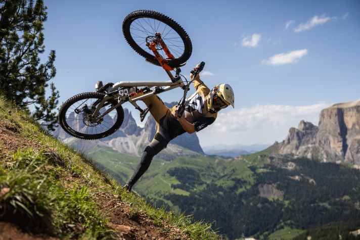 Kann Freestyle-Einlagen nicht lassen: Texi beim Footplant vor Dolomiten-Kulisse