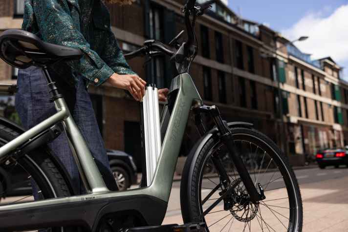 Die Akkus mit 540 oder 800 Wattstunden könnennach oben aus dem Rahmen genommen werden.