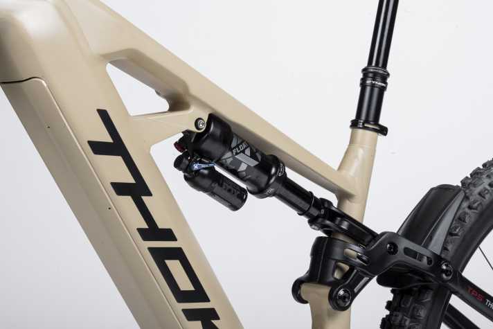 Striking frame shape. The Fox shock looks graceful, but wants to be able to take a beating and squeeze a whopping 170 millimetres out of the rear.