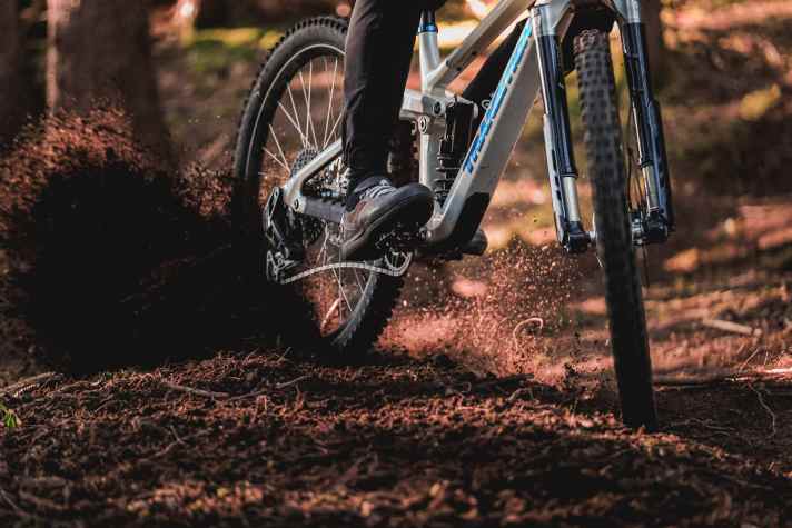 Für harte Shredder: Die Rennfahrer des Dust Racing Teams werden 2026 mit der neuen Intend Flash 38 Federgabel an den Start gehen.