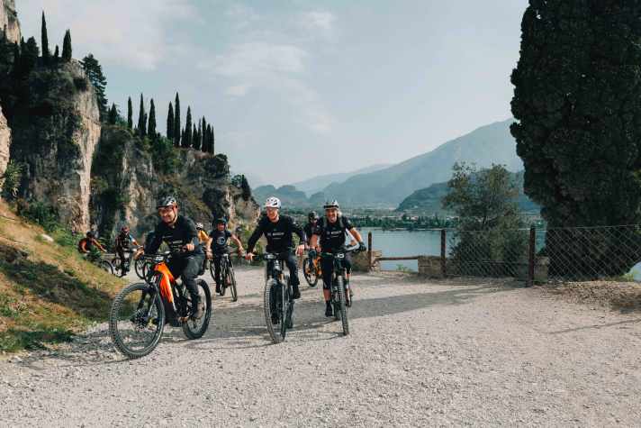 In the E-MTB Challenge, touring elements alternate with timed race stages, both uphill and downhill.