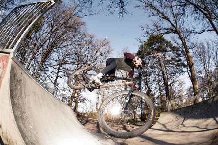 In his spare time, Max regularly lines up at the start of marathon races as an amateur racer. That wasn’t always the case, though: in his youth, the Würzburg native clocked up countless hours in the air at dirt parks. So it’s no wonder that he can effortlessly whizz through half-pipes even on a race full-suspension bike.