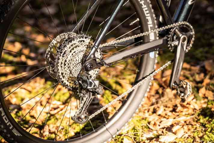 Functional and proven: A shifting mix from the Shimano Deore and SLX family with twelve gears.