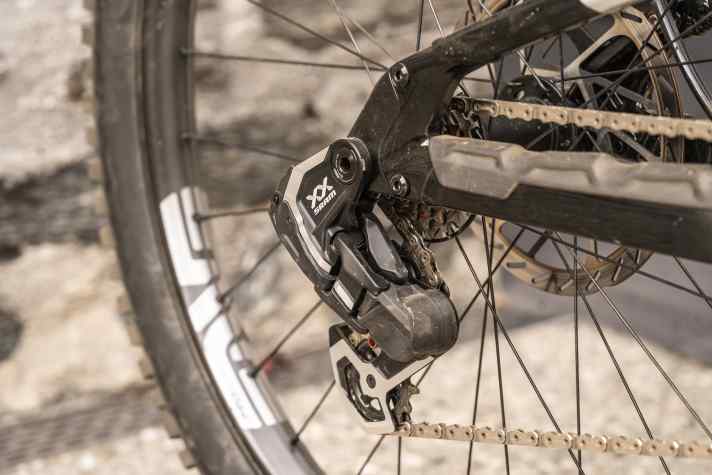 The direct mount of the rear derailleur grips the chainstay on both sides. This ensures an extremely stable connection.
