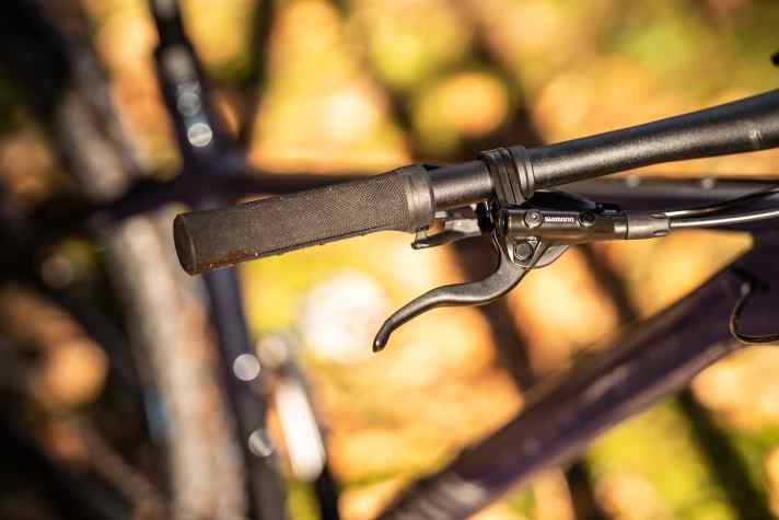 Despite the long levers, the Shimano brakes require a lot of manual force. This leads to tired forearms on long descents.