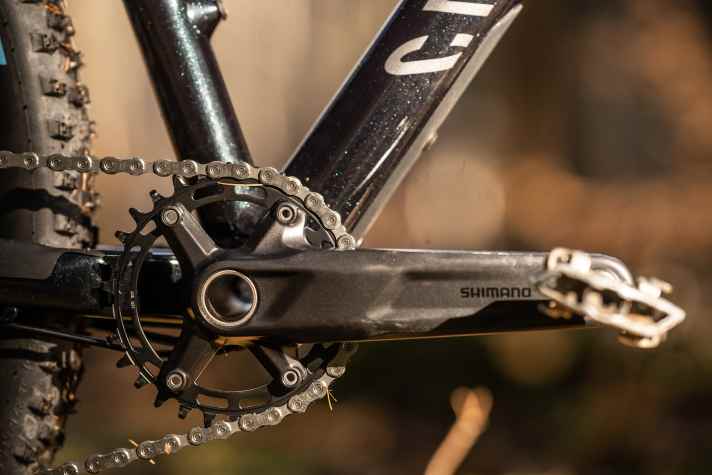 With just 30 teeth, the chainring on the Canyon mountain bike offers a suitable and beginner-friendly gear reduction for steep climbs.
