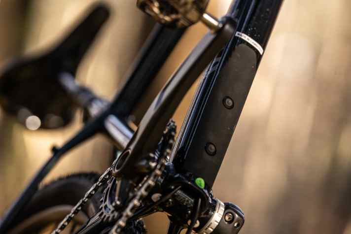 Unter dem Unterrohr versteckt sich die dritte Flaschenhalteraufnahme - super fürs nächste Bikepacking-Abenteuer.