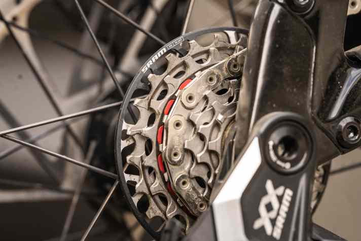 The 7-speed cassette comes with 10 to 24 teeth.