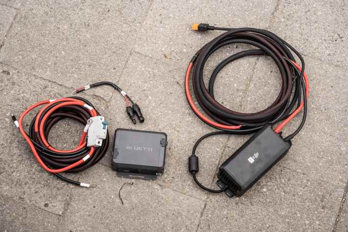 Comparison of the best car chargers for power stations: 560 watts maximum charging power (Bluetti, left) vs. 1000 watts (DJI, right)