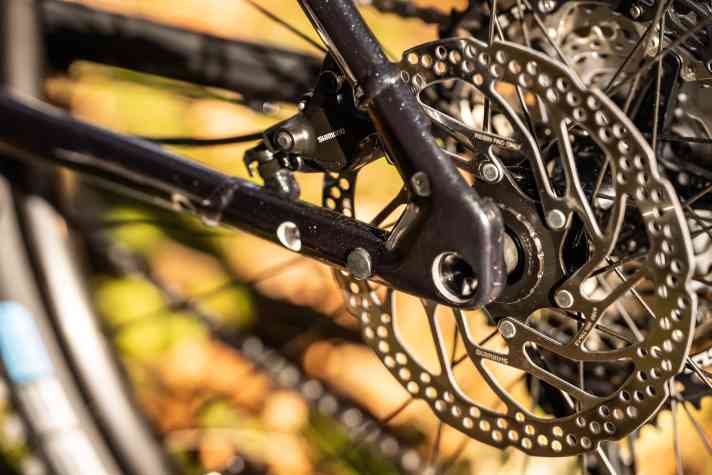 Schweizer Käse: Im Alu-Rahmen des Hardtails sind viele Löcher. Hier lässt sich ein Seitenständer anbringen.