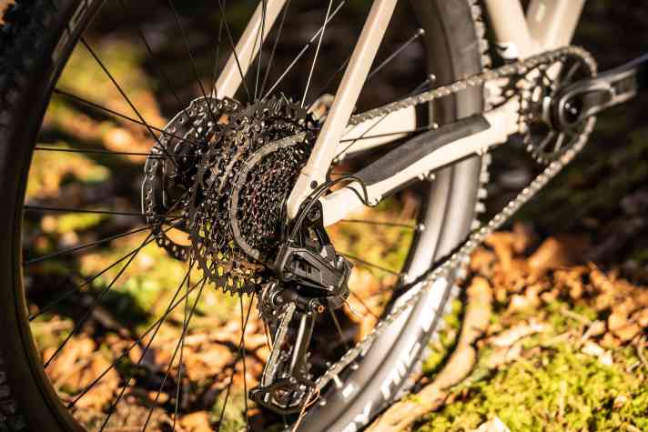 Robust, funktional aber schwer: Die mechanische Sram Eagle 90 Transmission ist das Highlight der Ausstattungsliste.