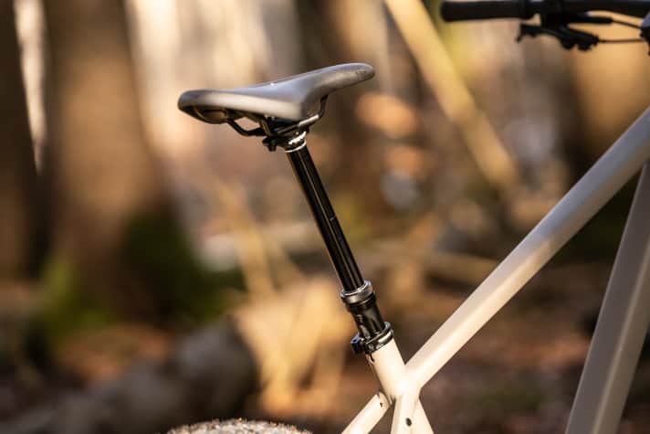 With 175 millimetres of travel, the dropper post is long. The same applies to the seat tube of the Rose PDQ AL. If you are interested in buying one, you should make sure you have the right frame size.