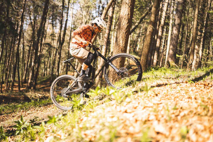 The Tarvo offers a wonderfully balanced ride – uphill sections feel pleasantly easy. However, the rear end bobs noticeably in open mode.