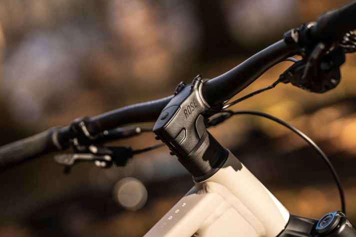 Massive spacers under the stem and a tidy system integration combine a feeling of safety on steep descents with an attractive appearance.