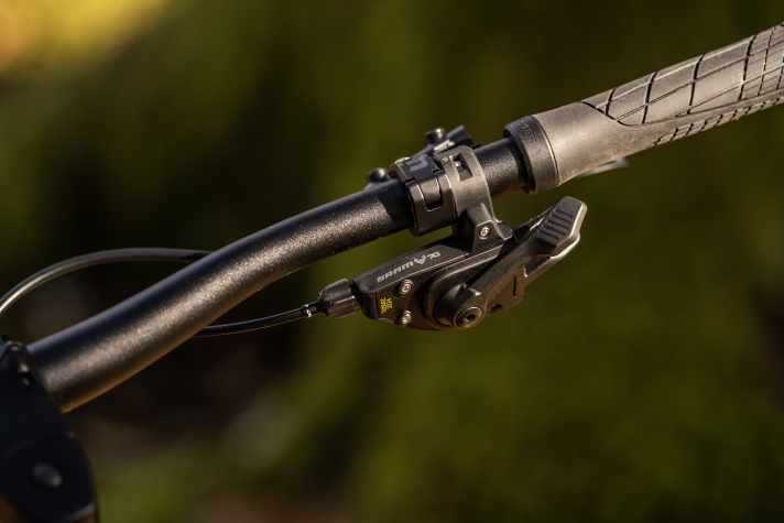 Sram-Schalthebel trifft Shimano Bremshebel: Die einfachen Schellen erschweren eine ergonomische Positionierung am Lenker.
