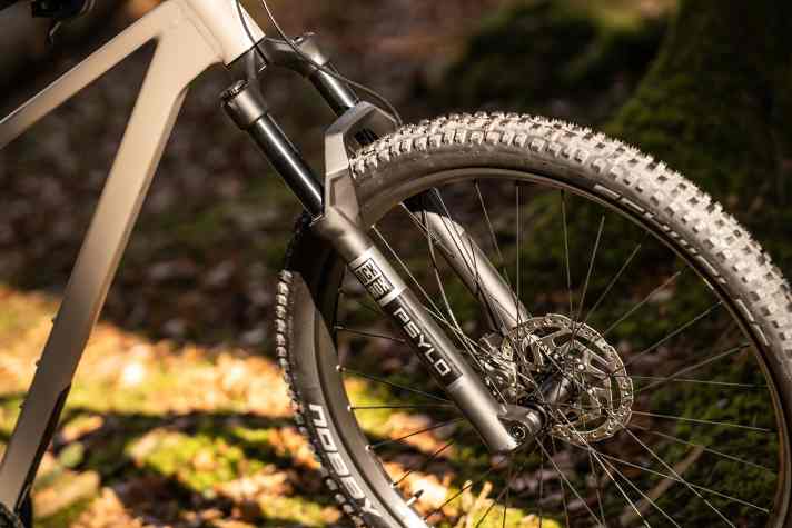 The Rockshox Psylo is affordable and functional, but with its thick steel stanchions it contributes a large part to the heavy weight.