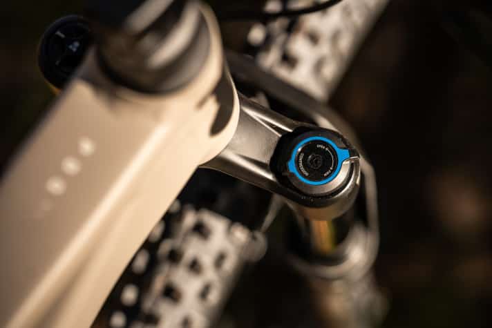 The compression adjuster of the Rockshox fork has a coarse adjustment, but can also be used as a lockout when pedalling.