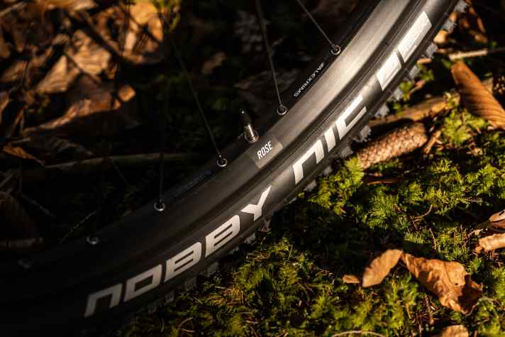 Wide rims and wide tyres go well together on the Rose hardtail. Unfortunately, the inexpensive parts are heavy.