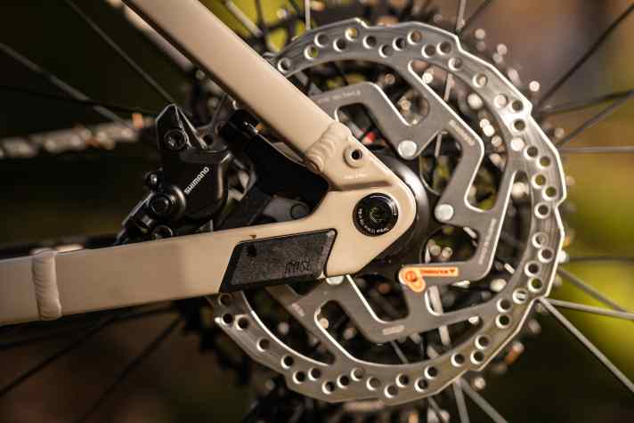 Gut versteckt: Verborgen unter einer Abdeckung stört die Seitenständeraufnahme am Aluminium-Rahmen die Mountainbike-Optik nicht.