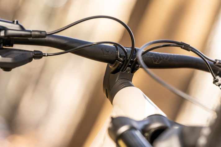 Aesthetic but complicated: The cables run under the stem through the headset into the frame. This makes it difficult to replace parts or adjust the cockpit height.