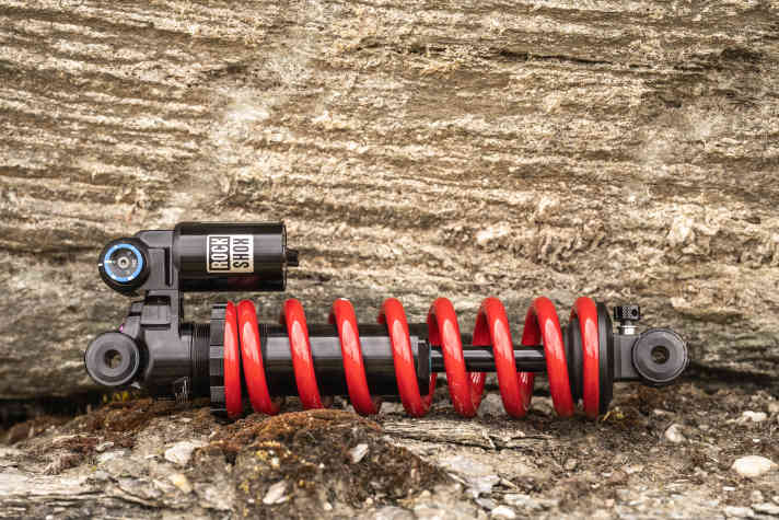 One of the main innovations of the Vivid Coil is immediately apparent: the shorter but wider air chamber. This should make the shock compatible with more frame platforms.