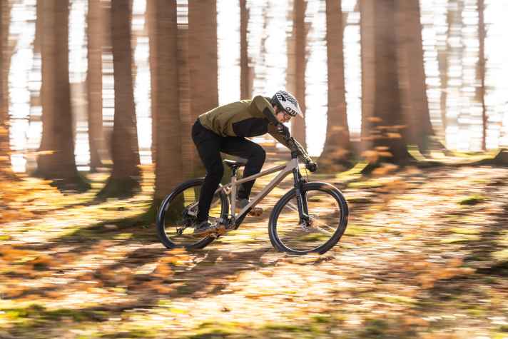 The Rose PDQ AL is clearly designed for off-road use, but the affordable hardtail also favours bikepacking tours.