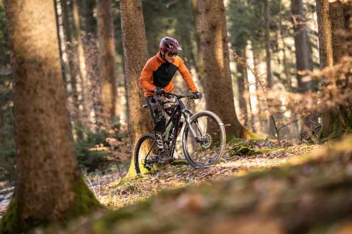 Auf Tour präsentiert sich das Canyon Grand Canyon AL merklich athletischer als der Duellgegner von Rose.