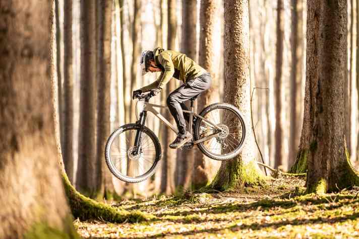 Spielzeug für den Lernerfolg: Mit diesen günstigen Hardtails können sich MTB-Anfänger an Moves, wie den Bunnyhop, heranwagen.