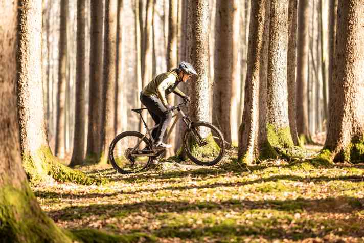 Im Uphill ist Geduld gefragt. Das schwere Hardtail von Rose ist alles aber kein schneller Sprinter.