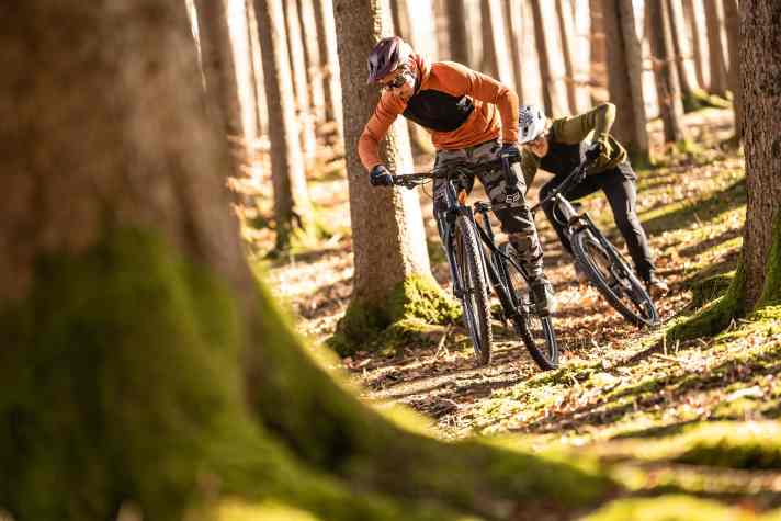 Class with mass: The equipment of our two test hardtails has nothing to hide. However, the weight of the Rose PDQ AL does.
