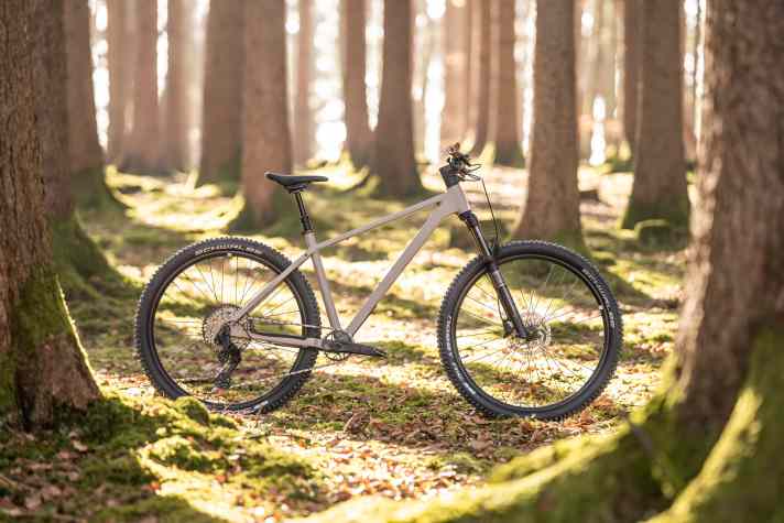 Bei Optik und Teilen der Ausstattung kämpft das Rose PDQ AL 2 oberhalb seiner Preisklasse.