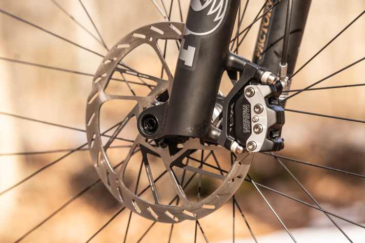 While the Maven A1 still relied on pistons with 19.5 and 18 millimetres, the piston diameter of the B1 has been reduced to a uniform 18 millimetres. This trick ensures that the new SwingLink transmission harmonises perfectly with the hydraulic transmission ratio.