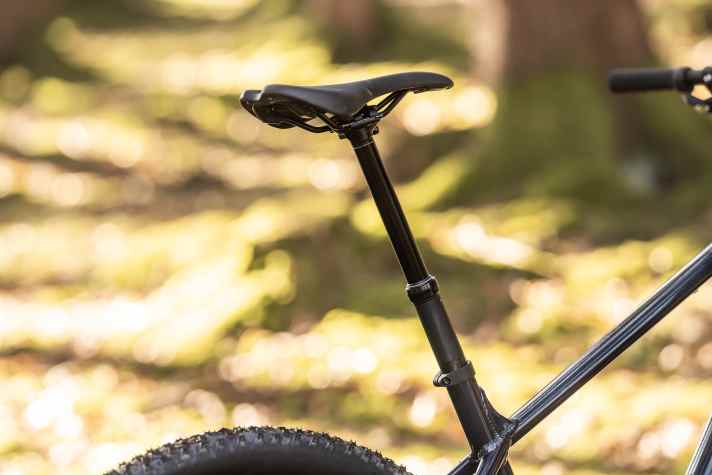 Despite its favourable price, Canyon equips its hardtail with a retractable seatpost. The geometry is modern.