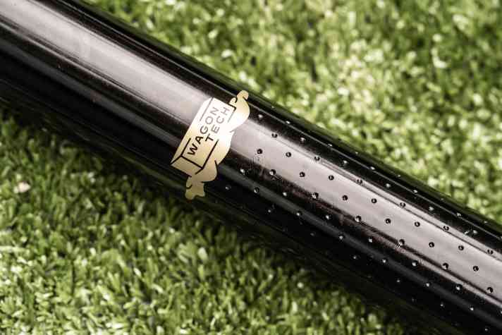 Each time the suspension compresses, the recesses on the stanchions absorb oil and transport it via the sliding bushes when the suspension extends, where it is released again.