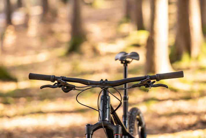 Trotz vieler Spacer unterm Vorbau bestimmt der flache Lenker am Canyon Grand Canyon die sportliche Sitzposition mit.