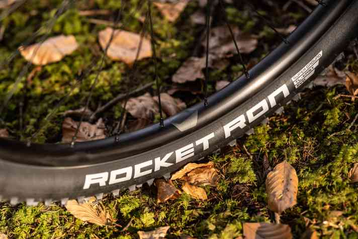 The Schwalbe Rocket Ron tyres have a fast but versatile tread. With an inner width of just 25 millimetres, the already narrow tyres can't stretch far and give away potential.