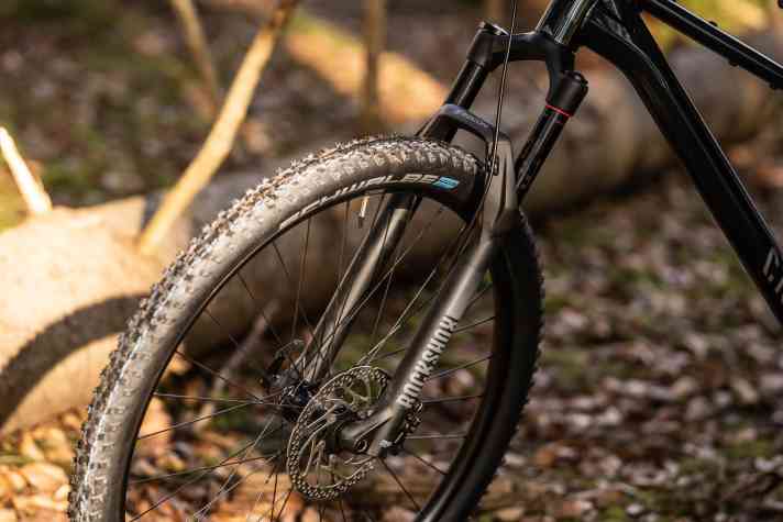 The Rockshox Recon suspension fork responds sensitively, but has difficulties with damping at higher speeds.
