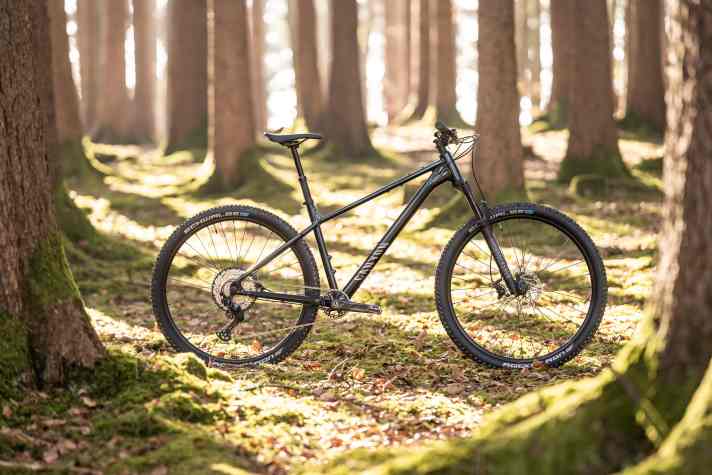 Das Canyon Grand Canyon geht als Titelverteidiger mit neuem Rahmen ins Duell der günstigen MTB-Hardtails.