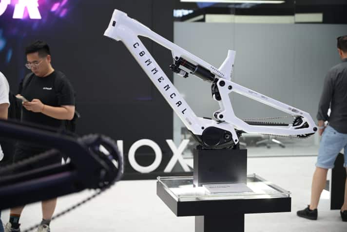 Like the brand’s other bikes, this Commencal prototype also features an aluminium frame.