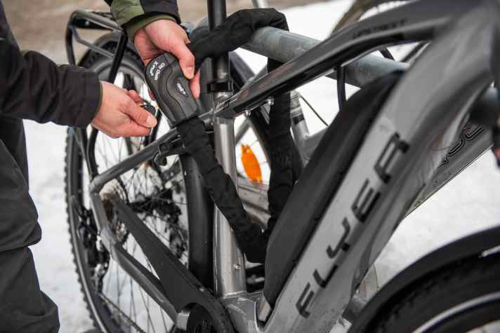 Panzerkabel bestehen aus vielen kleinen geflochtenen Stahlseilen, die wiederum zu einem dicken Strang geflochten und robust mit Stahlsegmenten gekapselt sind.
