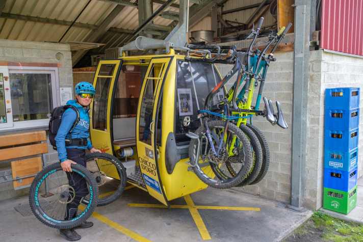 All you need to do is call: If you want to use the cable car in Lumino, you first have to find it and make yourself noticed. But then it saves 1000 metres in altitude and leads to a sensational trail.