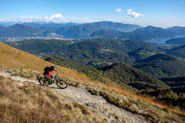 Einmal wichtig nass geworden, aber nach dem Regenguss gibt’s klarste Fernsicht vom Monte Lema. Diesmal im Blick: der Luganersee.