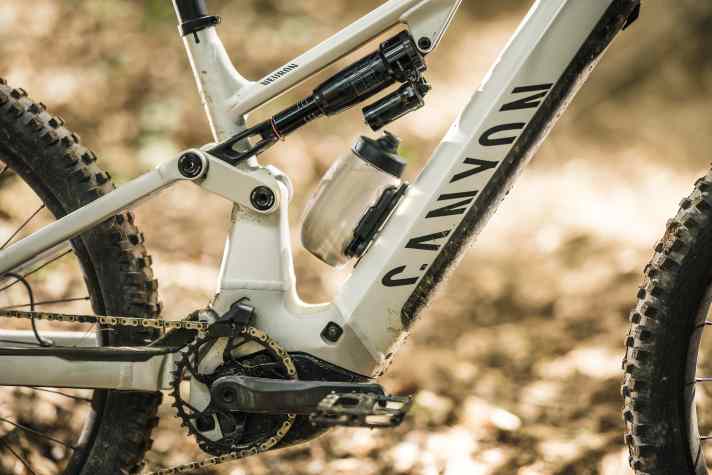 Der neue Umlenkhebel passt die Geometrie auf ein 27,5er-Hinterrad an. Der Federweg bleibt hinten bei 145 mm.