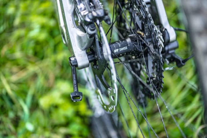 The integrated lever in the thru-axle has become something of a Canyon trademark and is useful to boot.