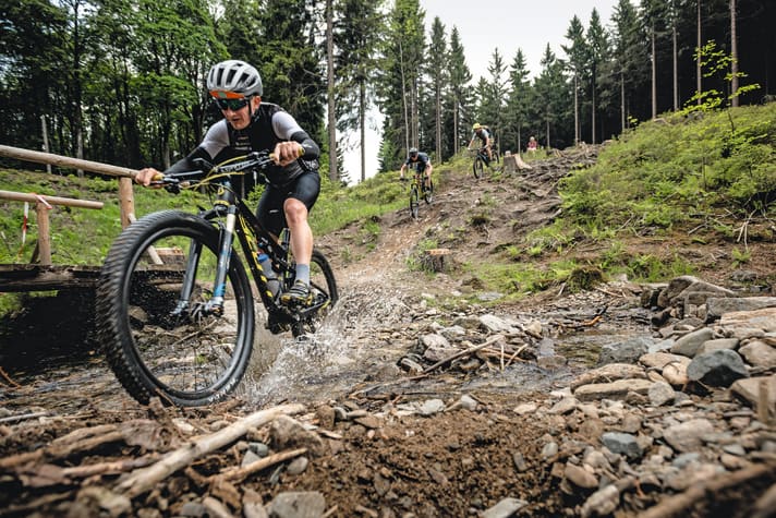 The long ascent from the Czech side over the Fichtelberg back to Oberwiesenthal is rewarded again at the end.