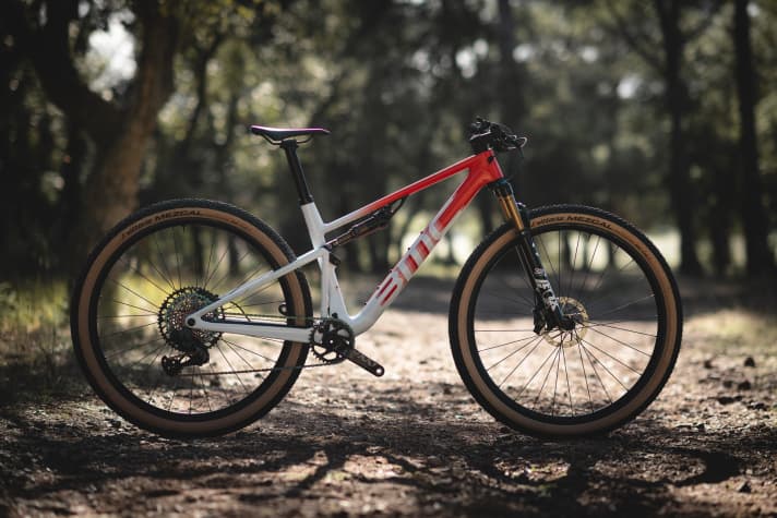 The classy BMC Fourstroke is fully trimmed for cross-country and marathon racing.