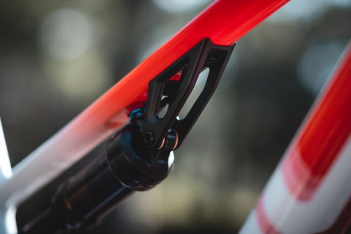 The shock is attached to the top tube with a bolted aluminium part. This is not only (almost) as light as a carbon mount, but also allows for quick adjustments if standards change.