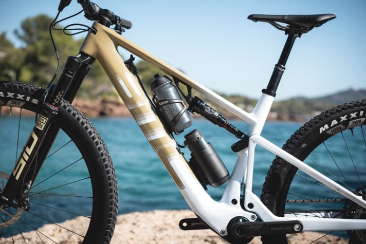 Although two water bottles (or a water bottle and a range extender) are provided, in reality the upper water bottle is a little tight on a medium frame.